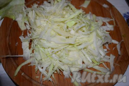 Капусту нашинковать тоненькими полосками, подсолить, немного пожать руками и отправить в салатник к остальным ингредиентам.