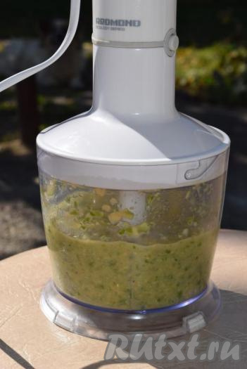 Если сразу не все плоды&nbsp;поместились в блендер, тогда вначале измельчите одну партию фейхоа, переложите в миску, а затем выложите в блендер оставшиеся фрукты, тоже измельчите и выложите в миску.