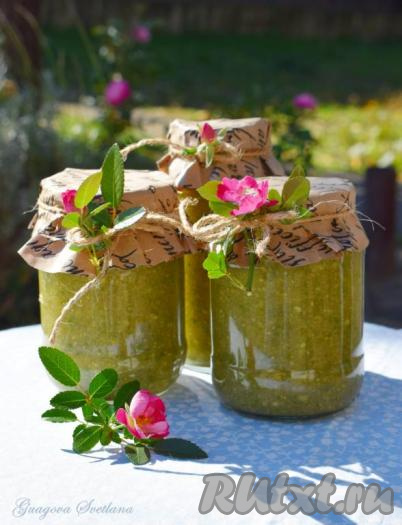 В каждую банку, наполненную смесью фейхоа и сахара, сверху насыпаем&nbsp;1 столовую ложку сахара (на поверхности баночки постепенно образуется сахарная шапочка, которая будет защищать от попадания в банку воздуха). Закрываем банки стерильными крышками (лучше использовать завинчивающиеся крышки), предварительно&nbsp; прокипяченные в течение пары минут в кипятке. Отправляем банки в холодильник.