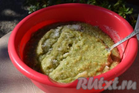 Тщательно перемешиваем сахар с фейхоа до полного растворения сахарного песка.