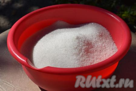 К пюре добавляем 1 килограмм сахара.