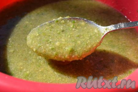 Масса изначально получается жидковатой, но, постояв немного в холодильнике, застынет и станет похожа&nbsp;по консистенции на повидло.