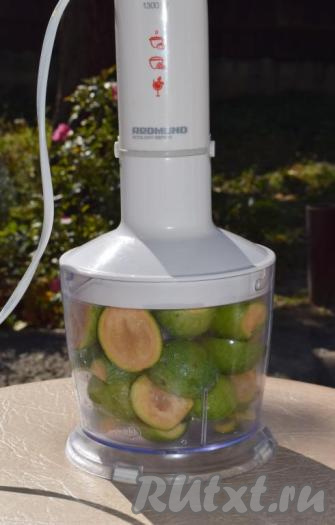 Поместить половинки фейхоа в блендер и измельчить до состояния пюре.