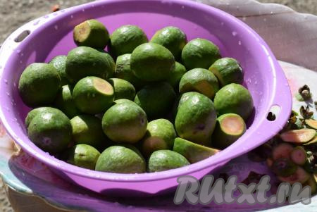 Обрезать у фейхоа сухие кончики и, если есть, порченые или битые места. Для этой заготовки нам потребуется 1 килограмм подготовленной фейхоа.