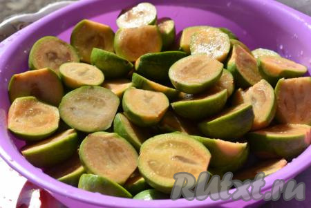 Разрезать подготовленные плоды фейхоа пополам, для того чтобы в дальнейшем их было проще размолоть в блендере. Если блендера нет, то фейхоа можно пропустить через мясорубку.