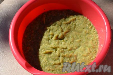 В глубокую миску выкладываем пюре из фейхоа.