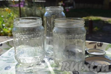 Фейхоа, протертую с сахаром, раскладываем в чистые, промытые в горячей воде с содой, баночки.