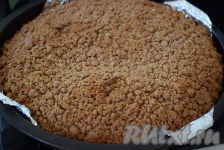 Ставим творожный "торфяной" пирог в разогретую духовку и выпекаем его 45-50 минут при температуре 180 градусов.