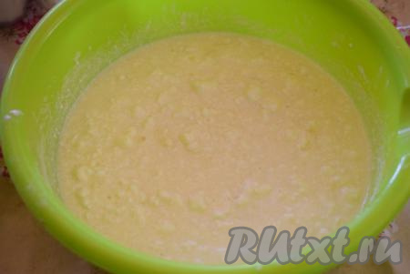 Перемешиваем творожную массу при помощи вилки.