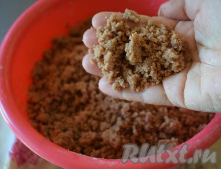 Тесто растираем руками, превращая его в легкую воздушную крошку. Стараемся разбить все крупные кусочки, чтобы получилась легко крошащаяся масса.