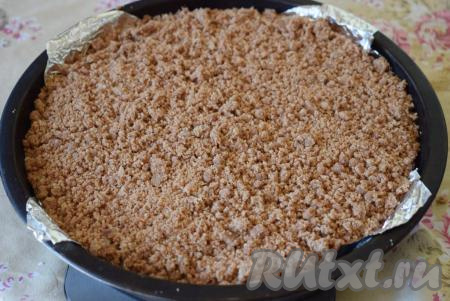 Сверху покрываем творожный слой оставшейся крошкой.