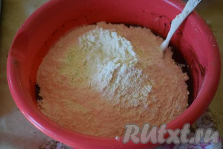 Перемешиваем масляную смесь с какао до однородности, затем всыпаем муку и перемешиваем тесто сначала ложкой, а затем руками.