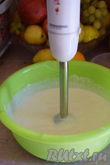 Далее блендером растираем нашу творожную массу, превращая ее в нежный однородный крем без комочков, затем добавляем ванилин.