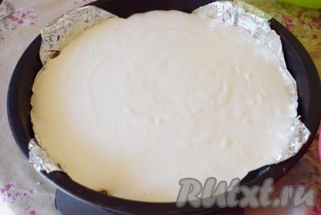 В форму для выпечки на крошку выливаем всю творожную массу.