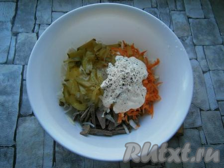 Сюда же добавить огурчики, нарезанные брусочками или соломкой, и майонез, посолить и поперчить салат "Сердечный".