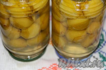 По окончании стерилизации банки с компотом аккуратно достать из кастрюли, закрыть крышками, перевернуть, укутать баночки в одеяло и оставить до полного остывания.