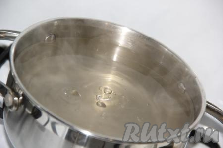 В кастрюле соединить воду и сахар, поставить на огонь и довести сироп до кипения.