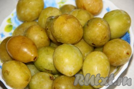 Жёлтые сливы хорошо вымыть.