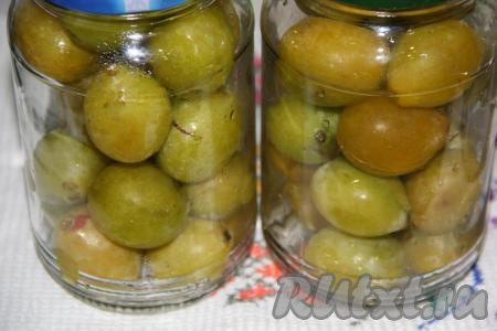 Выложить жёлтые сливы в предварительно простерилизованные банки. Готовить компот из таких слив можно в банках любого объёма.&nbsp;Я использовала литровые банки, поэтому полностью заполняла их сливами.
