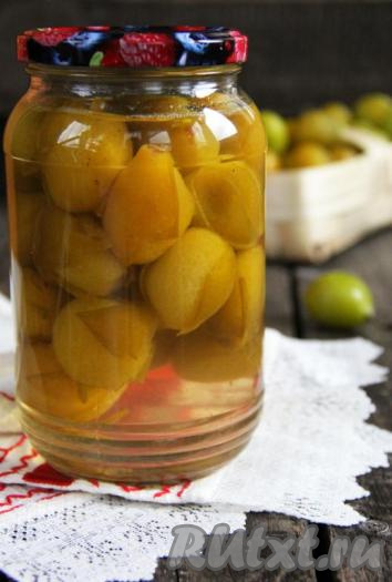 Хранить компот из желтой сливы нужно в прохладном месте (я храню в кладовке). Компот по этому рецепту готовится с косточками, поэтому срок хранения не более года. Этот красивый и вкусный напиток зимой станет прекрасным напоминанием о солнечном лете.