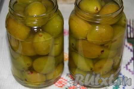 Залить банки с жёлтыми сливами горячим сиропом до самого верха. Слив и сиропа хватает на три литровые банки.