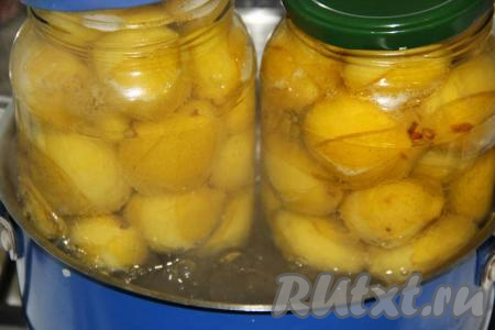 Банки с жёлтыми сливами, прикрыв прокипяченными крышками, поставить в кастрюлю с тёплой водой (дно кастрюли, для того чтобы банки не лопнули во время стерилизации, можно застелить сложенной в 2-3 раза тряпочкой или полотенчиком, а уже затем сверху поставить банки). Вода в кастрюле должна доходить до "плечиков" банок. Кастрюлю с банками поставить на огонь, довести воду до кипения, убавить огонь и стерилизовать компот в течение 15 минут.&nbsp;