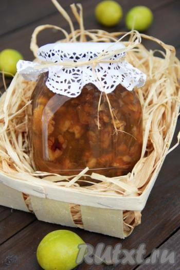 Вот такое красивое и очень вкусное варенье из желтой сливы с грецкими орехами получилось у меня. 