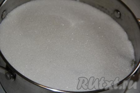 Засыпать сливы сахаром и оставить на 10 часов при комнатной температуре.&nbsp;