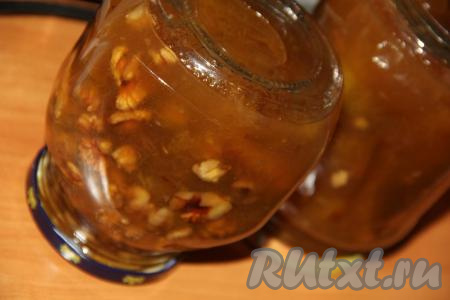 Закрыть банки с вареньем прокипяченными крышками и перевернуть вверх дном. Укутать банки в одеяло и оставить до полного остывания.