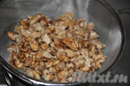 Затем откинуть орехи на дуршлаг и дать стечь воде.
