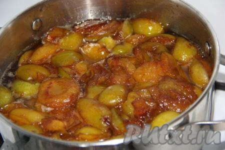 Поставить кастрюлю со сливами в сахаре на медленный огонь, довести варенье до кипения, а затем варить 10 минут, периодически помешивая и снимая пенку.