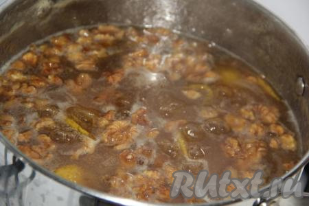 Добавить грецкие орехи в варенье из жёлтых слив и варить 30 минут на медленном огне, иногда помешивая.