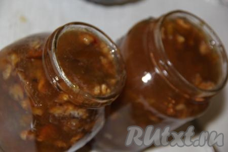 Готовое варенье снять с огня и разлить по простерилизованным банкам.