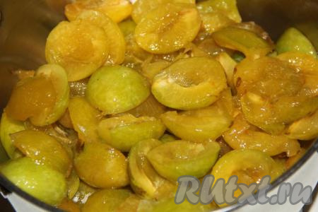 Сливы вымыть. Из каждой сливы, разрезанной на две части, удалить косточку. Выложить половинки слив в кастрюлю.