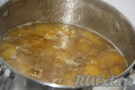 Поставить кастрюлю со сливами на медленный огонь и довести варенье до кипения. Варить на медленном огне 25-30 минут, не забывая снимать пену.