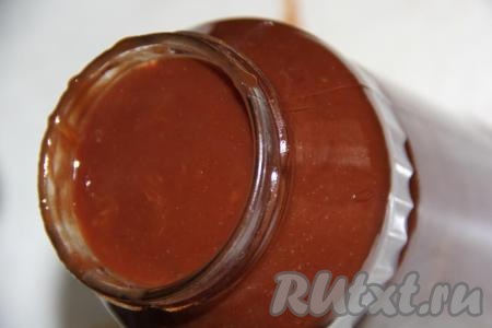 Горячее варенье "Слива в шоколаде" снять с огня и разложить по простерилизованным банкам. Аромат этого варенья просто умопомрачительный.