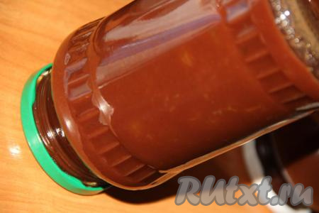 Закрыть банки прокипяченными крышками, перевернуть, плотно закутать в одеяло и оставить до полного остывания.