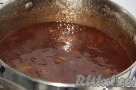 Варить 10 минут на медленном огне (до полного растворения шоколада), периодически помешивая.