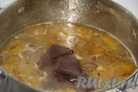 По истечении времени в варенье из слив добавить шоколад, поломанный на кусочки. Я добавила молочный шоколад, можно взять горький или тёмный.