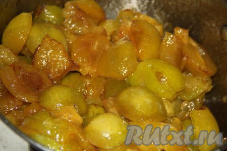 Сливы вымыть и, разрезав пополам, удалить косточки. Половинки слив выложить в кастрюлю, засыпать сахаром и оставить на ночь при комнатной температуре. Я пару раз перемешала сливы с сахаром, на утро они дали достаточно сока.&nbsp;