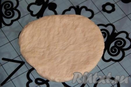 Готовое тесто выложить на силиконовый коврик или на стол, припыленный мукой. От теста отщипнуть небольшой кусочек и раскатать его в лепёшку толщиной, примерно, 3 мм. Размер лепёшек выбирайте сами, я сделала небольшие, поэтому из удвоенного количества ингредиентов у меня вышло 9 лепёшек. Подготовить все лепёшки.