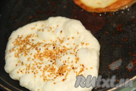 На сковороду влить масло, как на оладьи, разогреть сковороду, выложить лепёшки и жарить на среднем огне. Как только на поверхности лепёшки появятся пузырьки (и большие, и маленькие), нужно перевернуть.