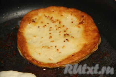 Затем жарить лепёшку с другой стороны до румяности.