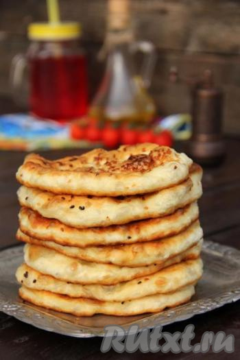 Вот такие аппетитные лепёшки на кефире мы пожарили на сковороде. Быстро, просто и очень вкусно, попробуйте!.