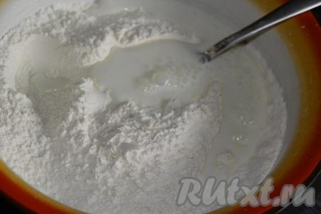 Затем влить небольшими порциями кефир и замесить нежное, не липнущее тесто.