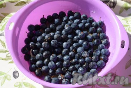 Тщательно перебираем тёрн, удаляя треснутые, испорченные, подгнившие и примятые ягоды. Если некачественные ягодки попадут в компот, то наша заготовка может быть испорчена, поэтому терн перебираем очень внимательно! Перебранные ягоды промываем под горячей водой. Кипятим в чайнике воду и, немного охладив воду, промываем ею терн - это нужно сделать обязательно, так как компот на зиму мы будем закрывать без стерилизации. Затем даём стечь воде.