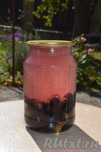 Закатываем наш компот, берём аккуратно горячую банку с помощью полотенца и трясем её до растворения сахара.