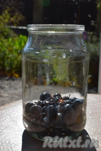 В чистую банку выкладываем ягоды терна, заполняя банку на треть.