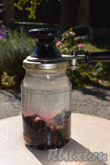 Заливаем в банку кипяток до самого верха и закрываем прокипяченной крышкой.