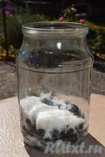 В банку с тёрном добавляем сахар.